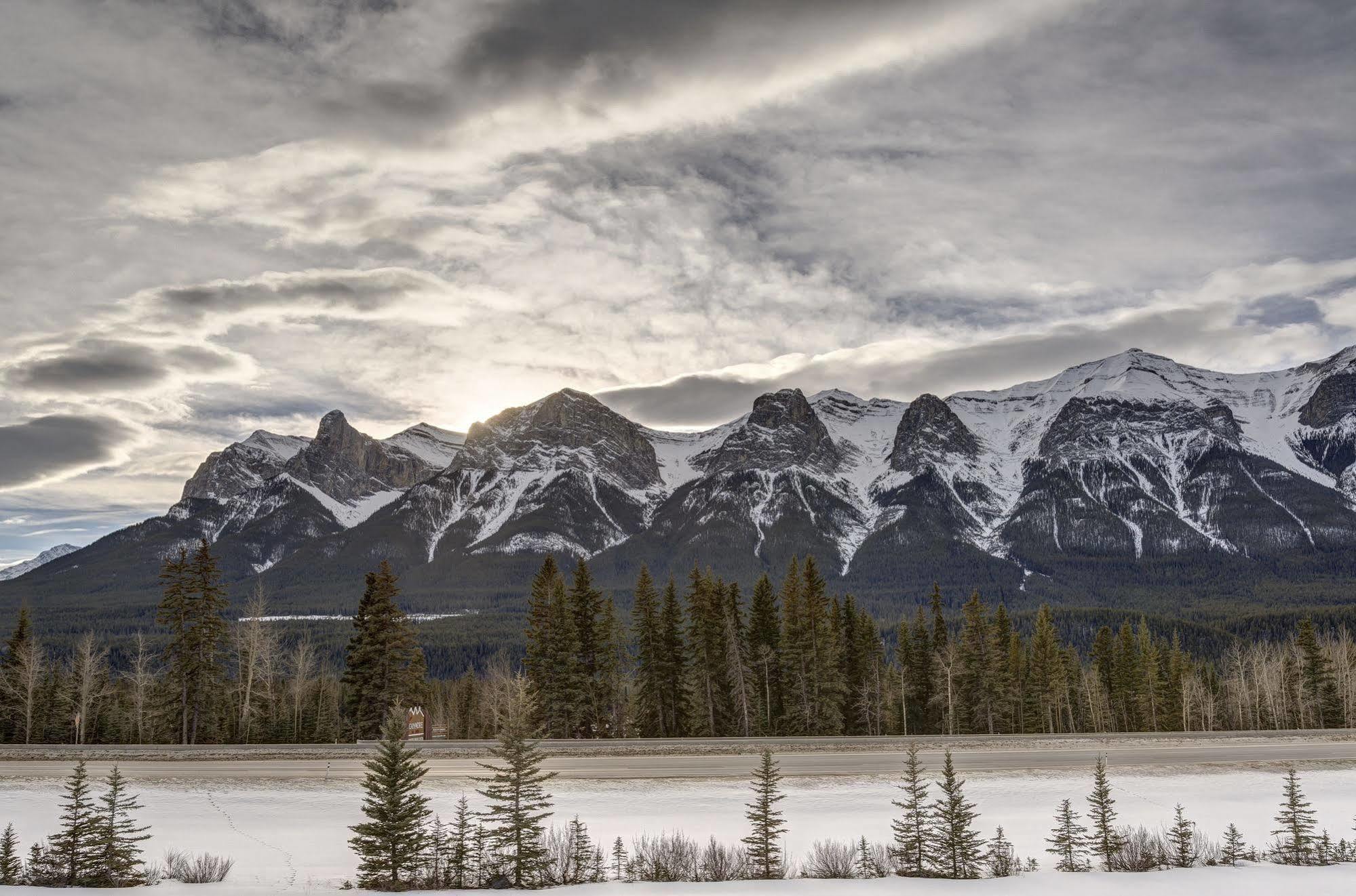 Inn Of The Rockies Canmore Exterior photo
